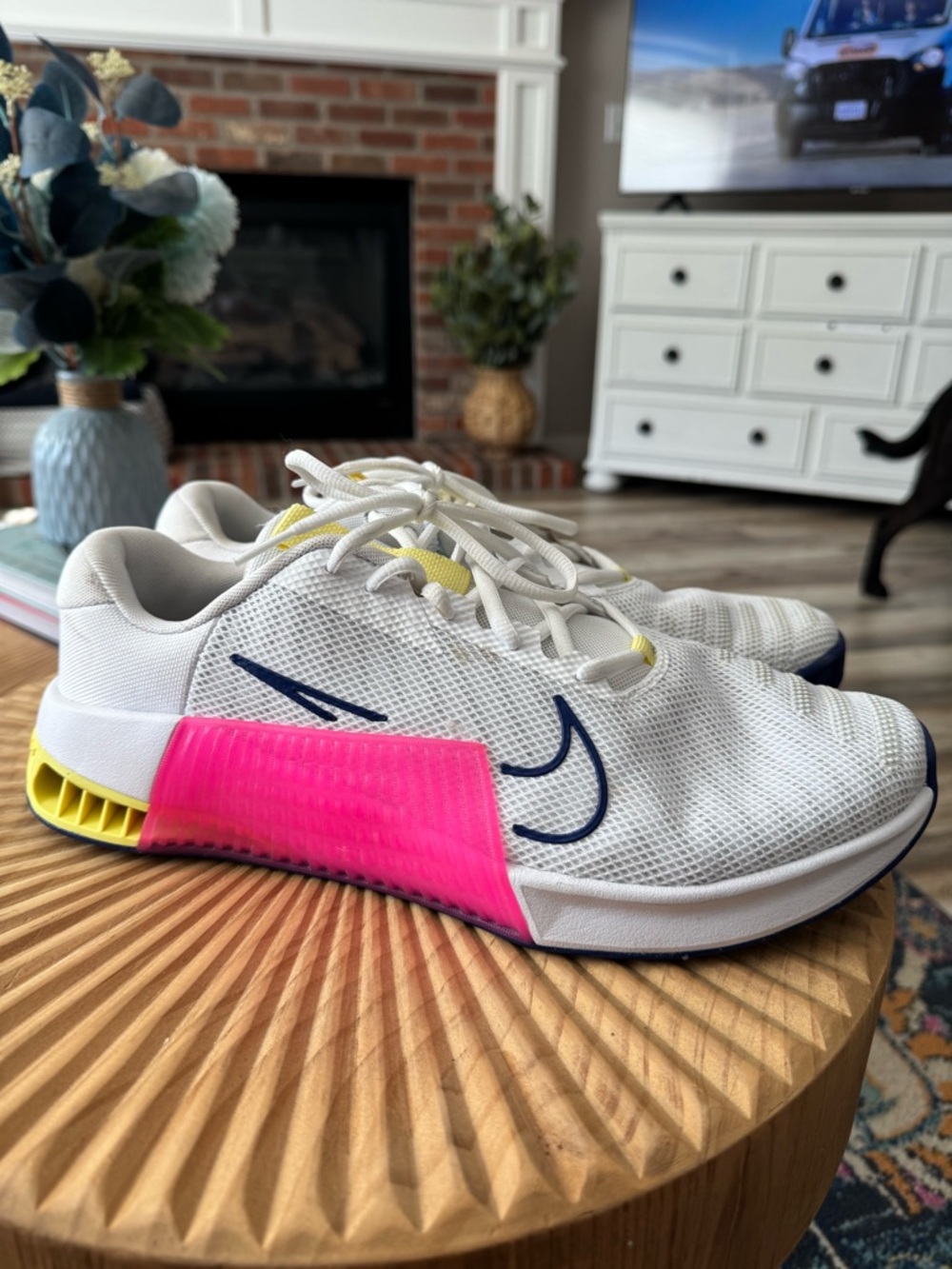 Nike men’s Metcon White Training Sneakers with Navy Swoosh & Pink Heel